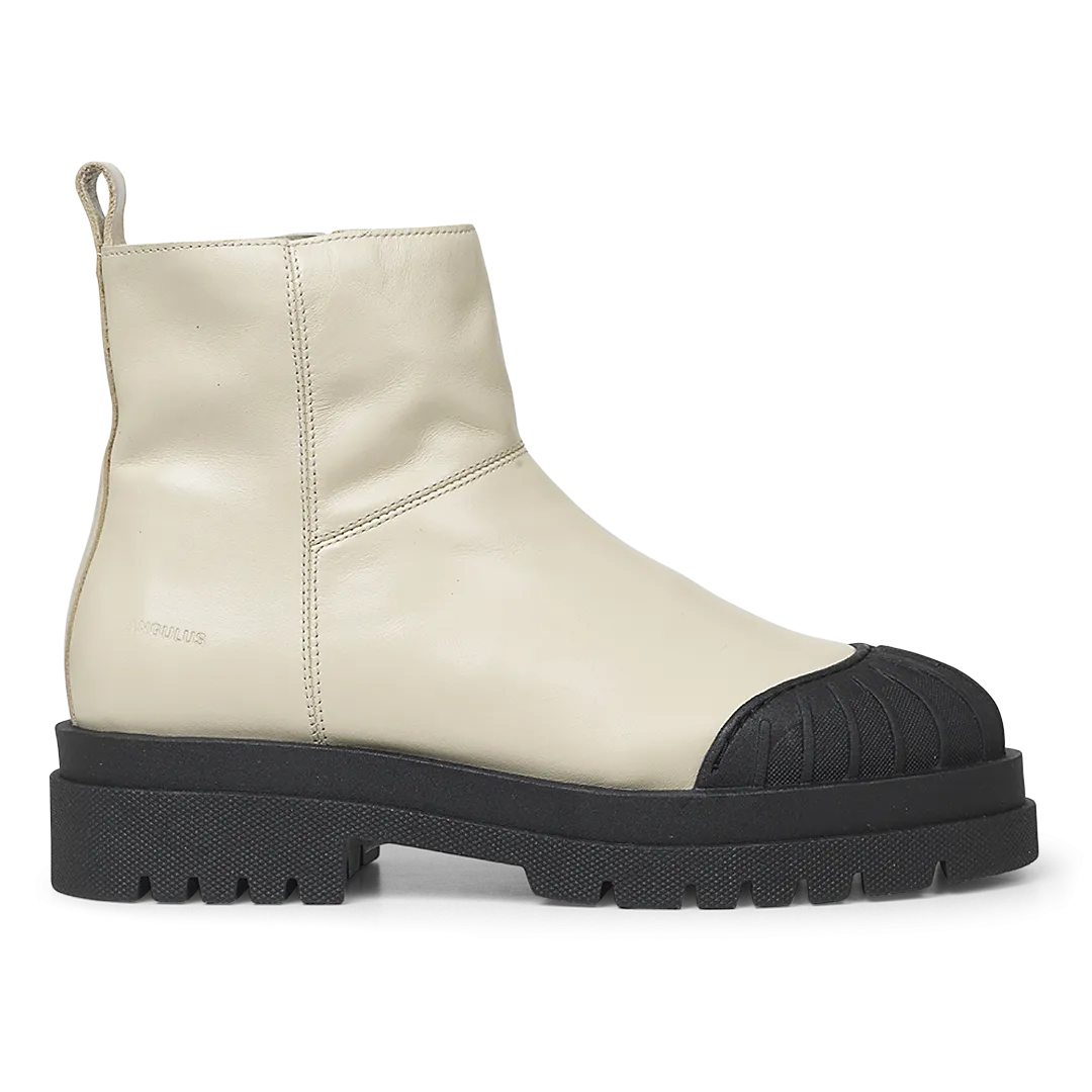 Boot with wool lining