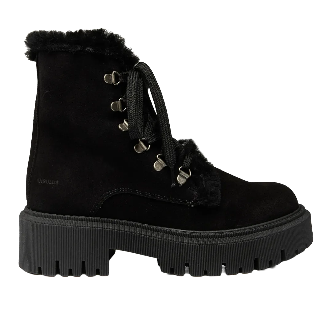 Boot with wool lining