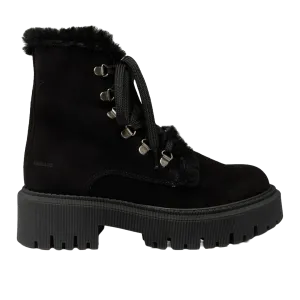 Boot with wool lining
