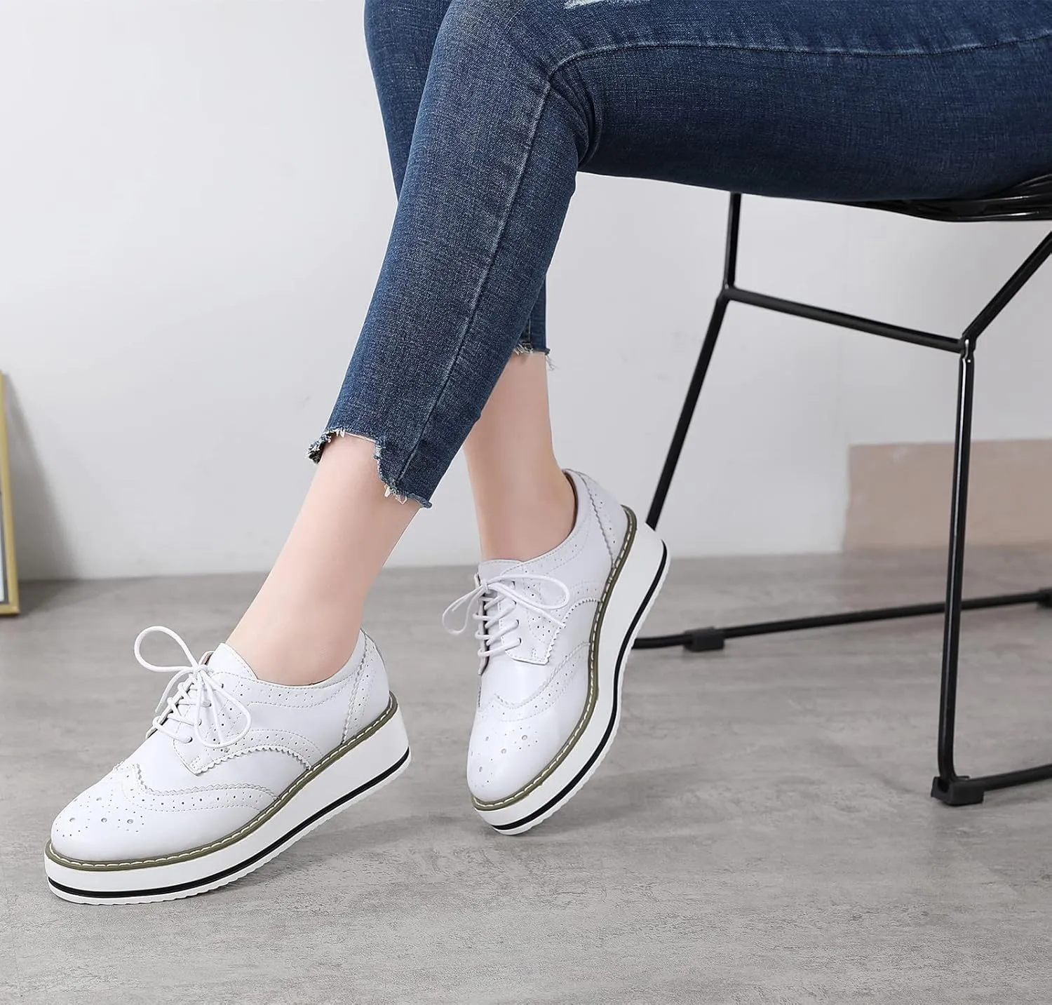 DADAWEN Women's Platform Lace-Up Wingtips Square Toe Oxfords Shoe