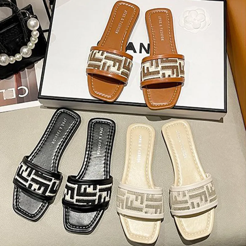Flat bottom non-slip flip flops