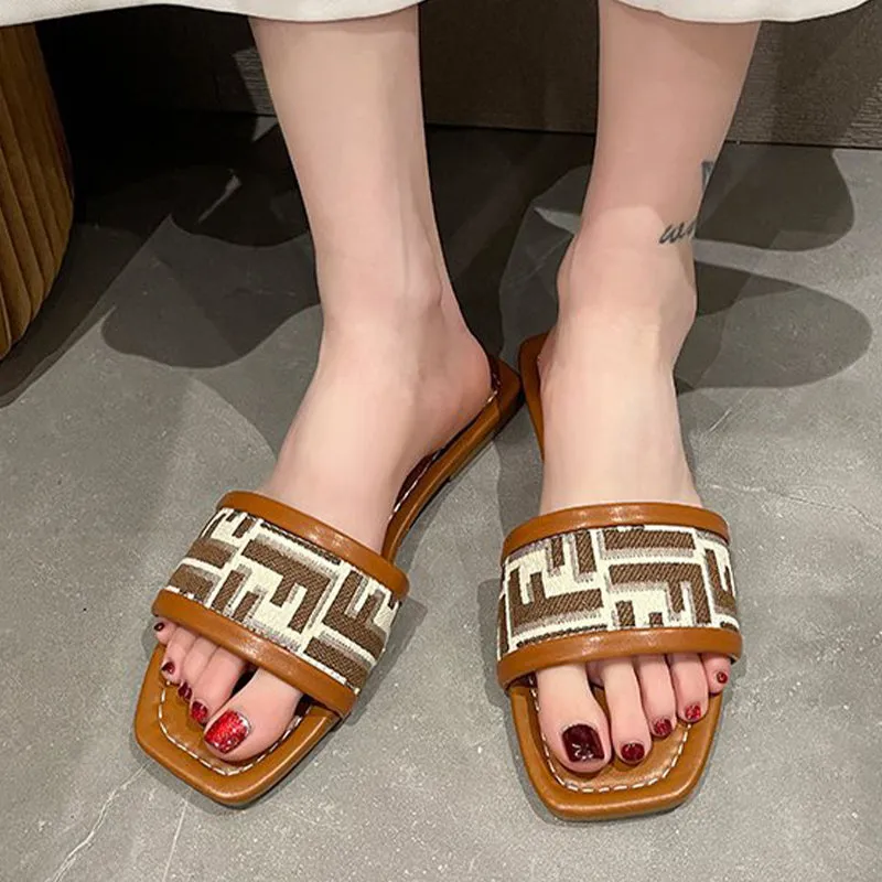 Flat bottom non-slip flip flops