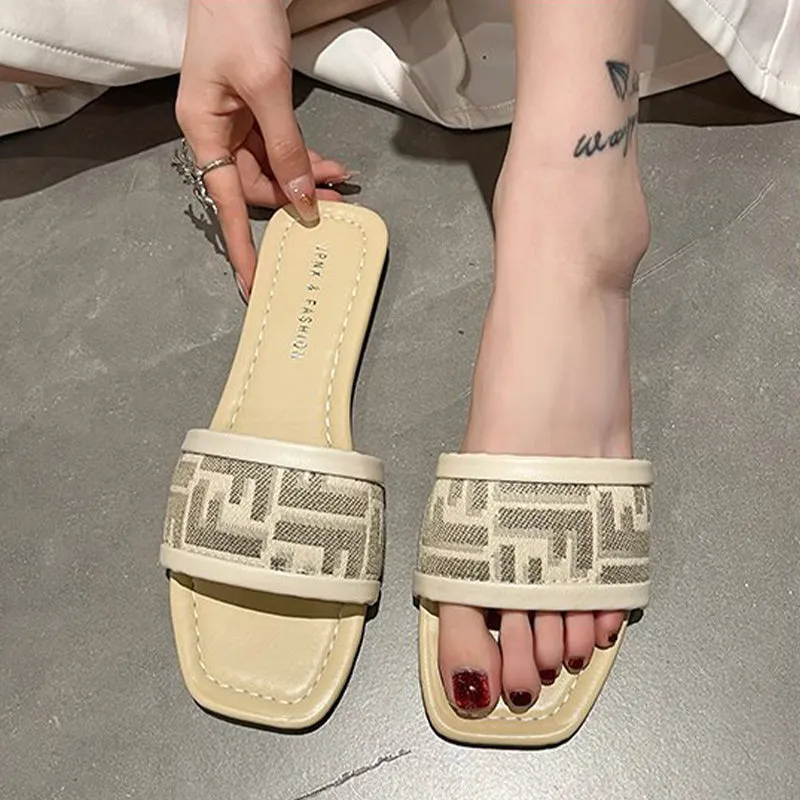 Flat bottom non-slip flip flops