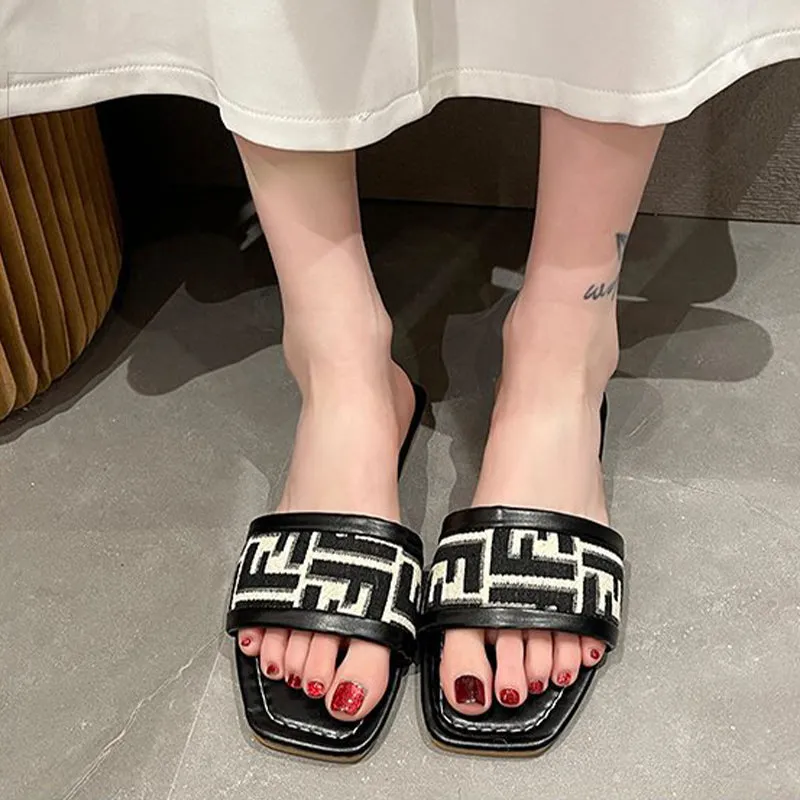 Flat bottom non-slip flip flops
