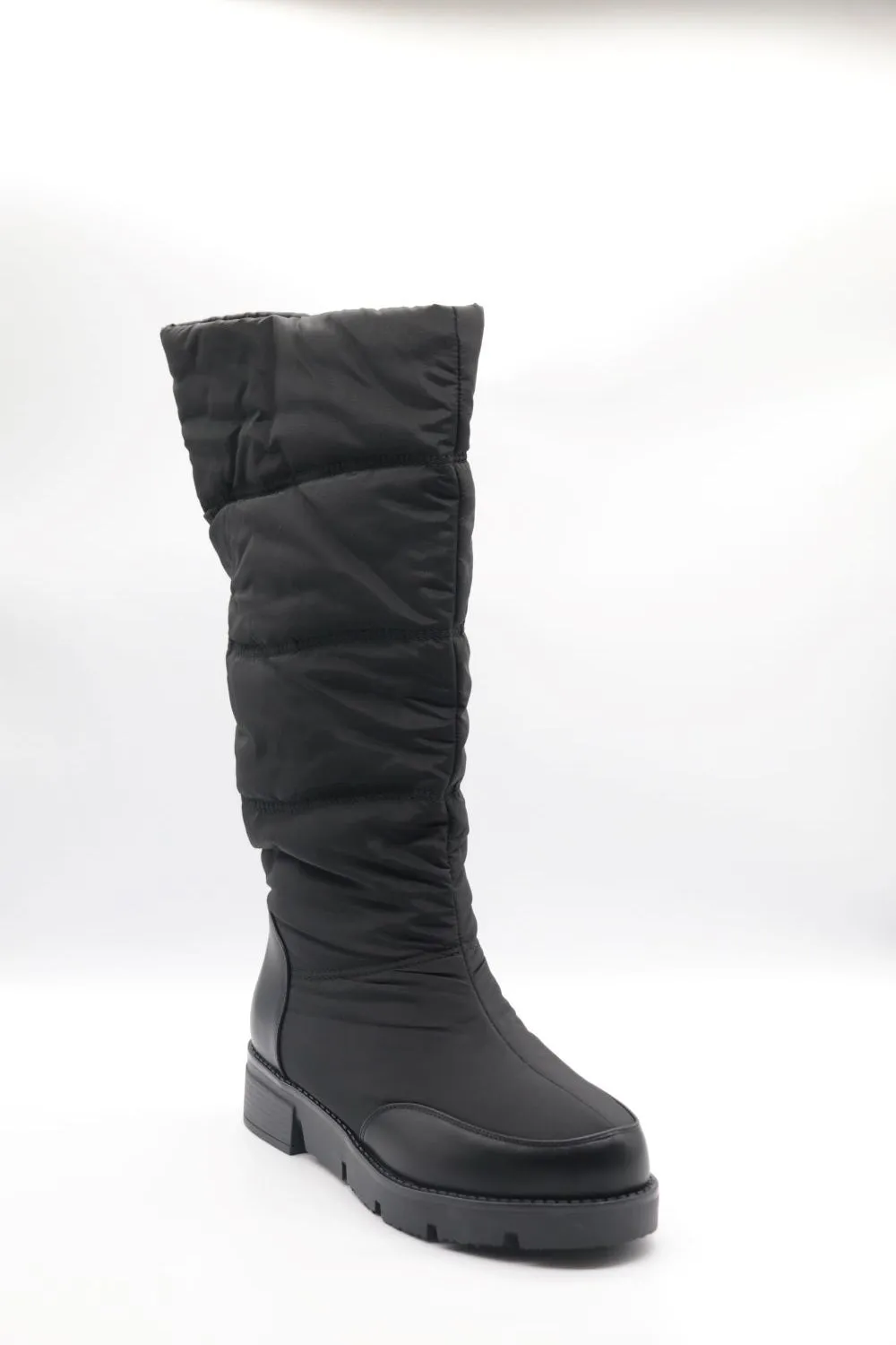 Flat high boot