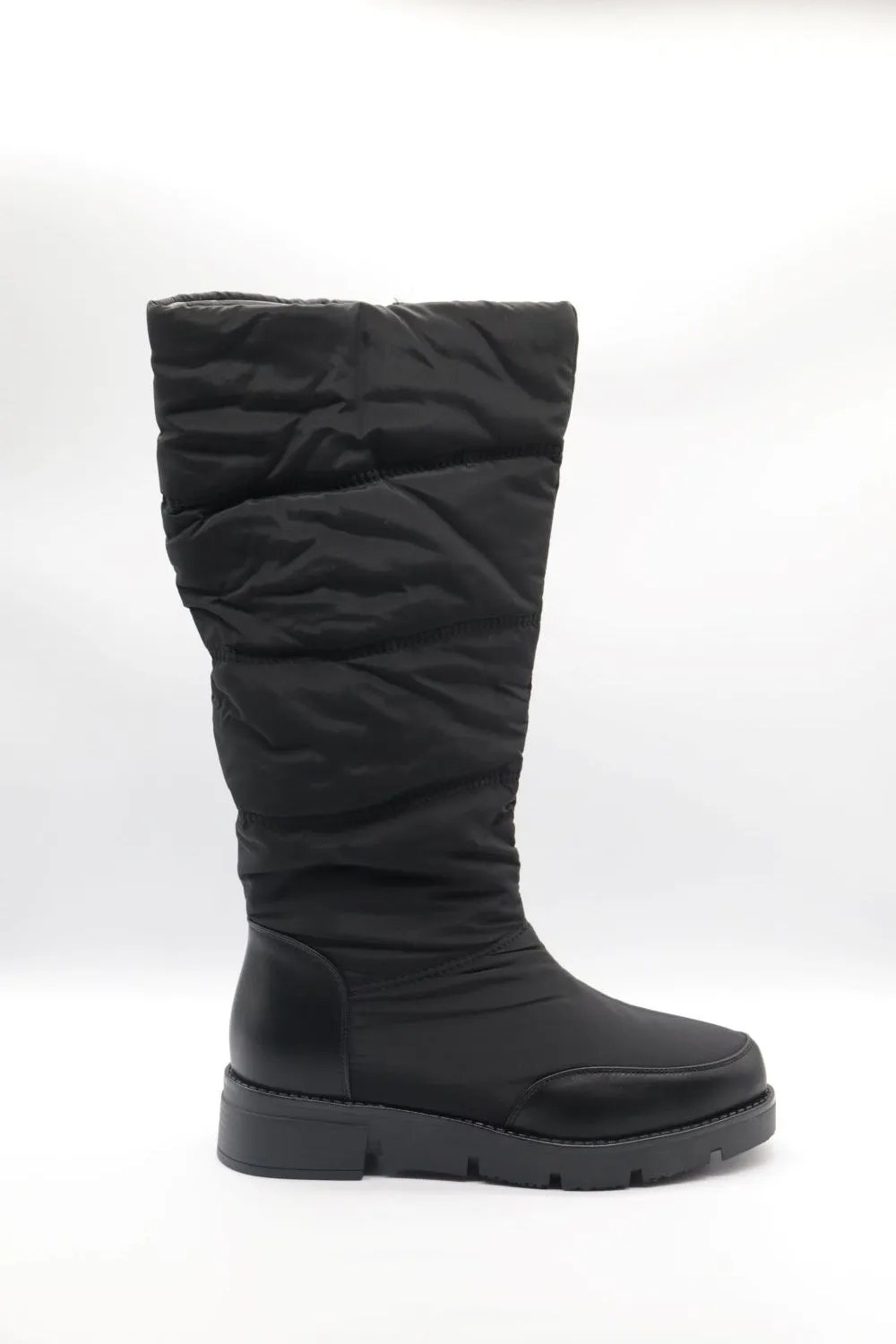 Flat high boot