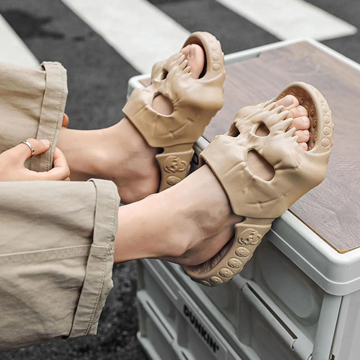 Jfxgjuv Skull Design Single Band Slides, Skull Slippers for Women Men, Soft EVA Thick Sole Anti-Slip Quick Drying Cloud Slippers Bathroom Pool Beach Sandals