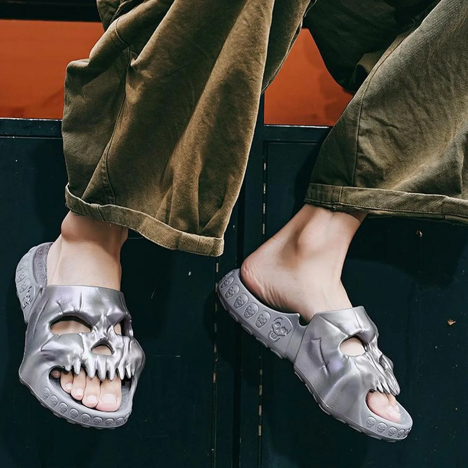 Jfxgjuv Skull Design Single Band Slides, Skull Slippers for Women Men, Soft EVA Thick Sole Anti-Slip Quick Drying Cloud Slippers Bathroom Pool Beach Sandals