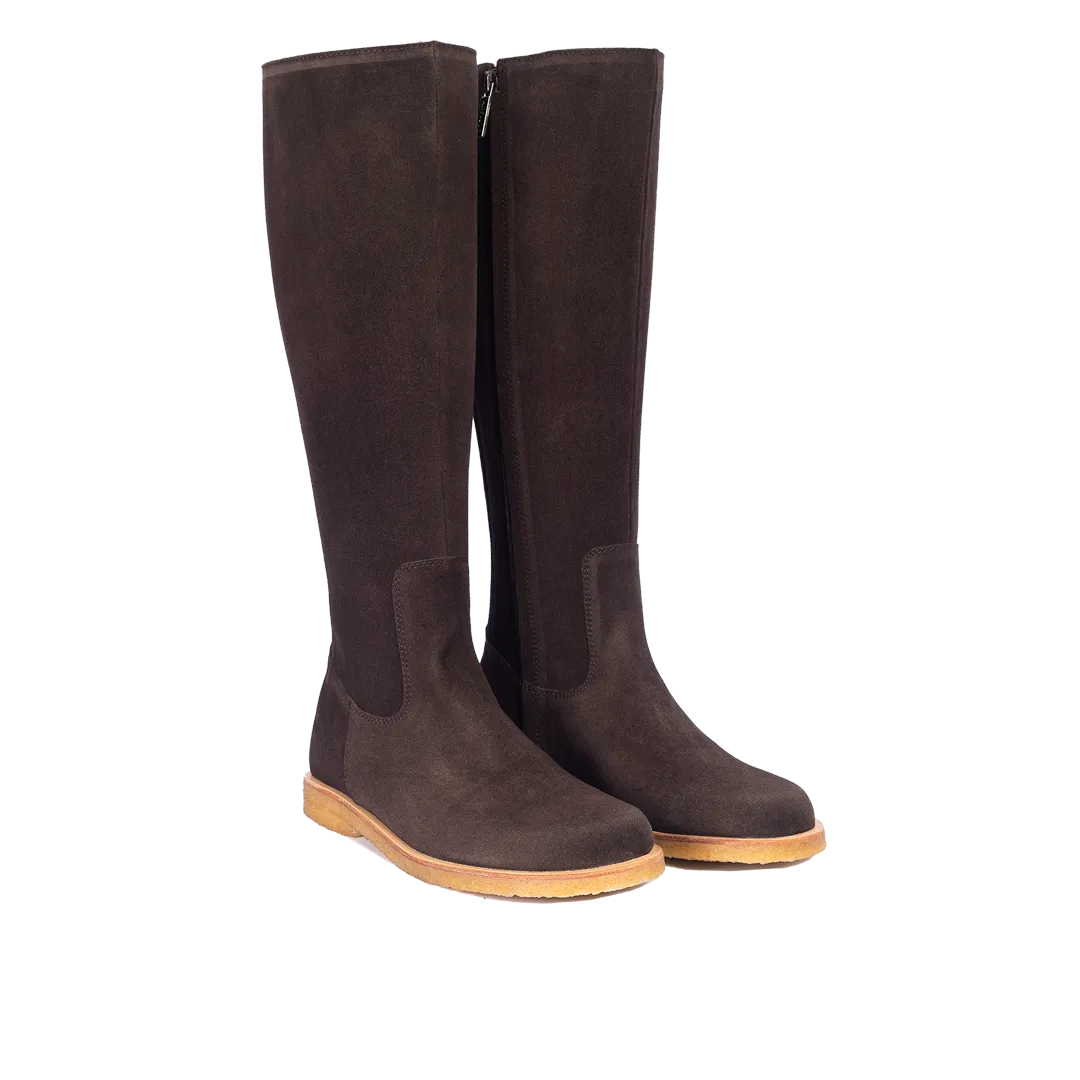 Long shafted leather boot with a spacious fit