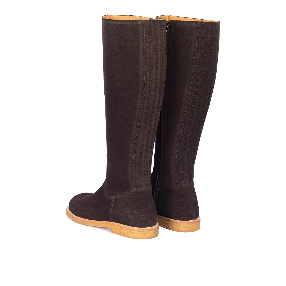 Long shafted leather boot with a spacious fit