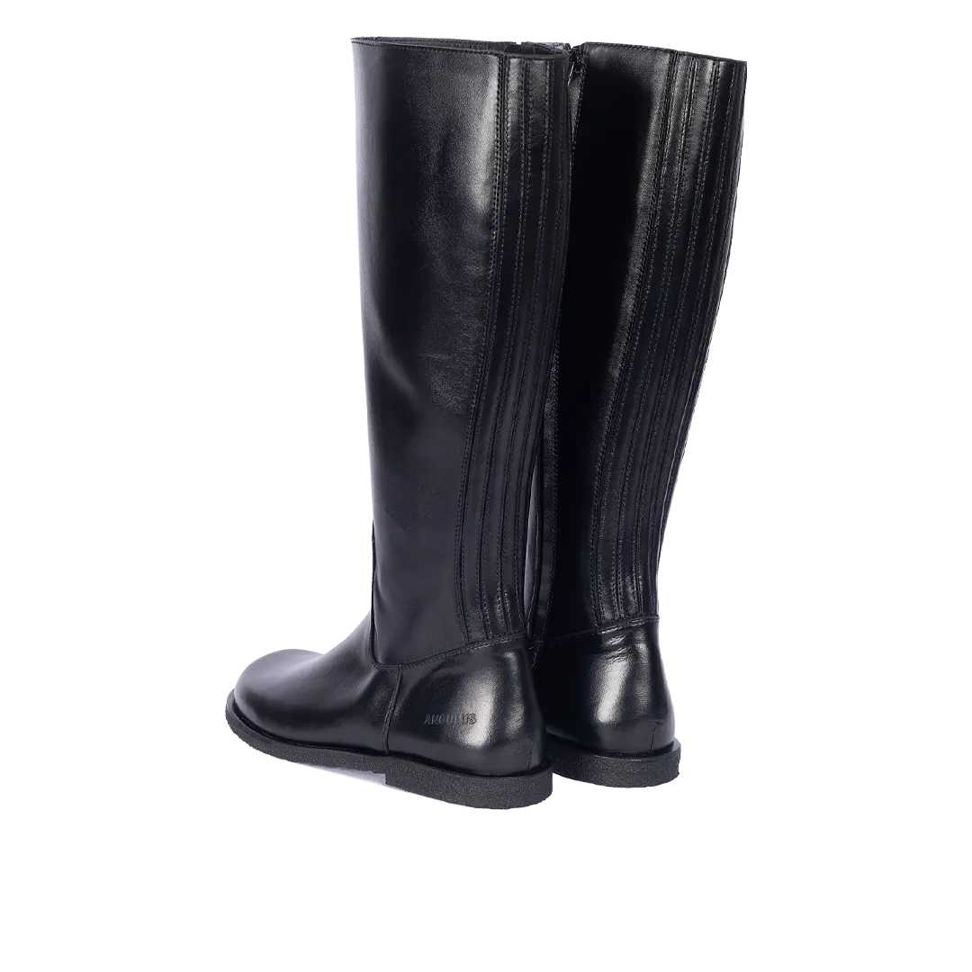 Long shafted leather boot with a spacious fit