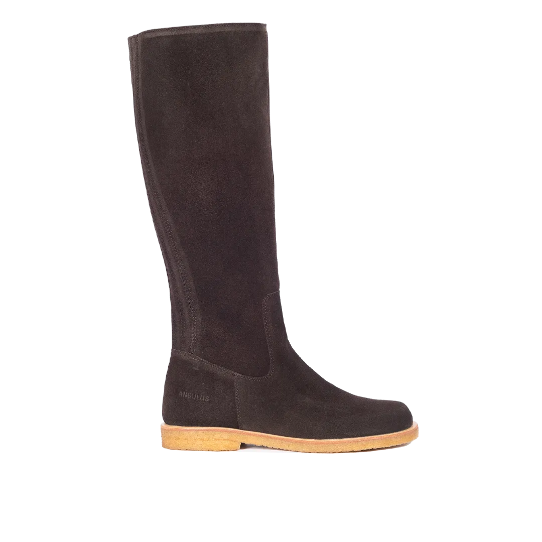 Long shafted leather boot with a spacious fit