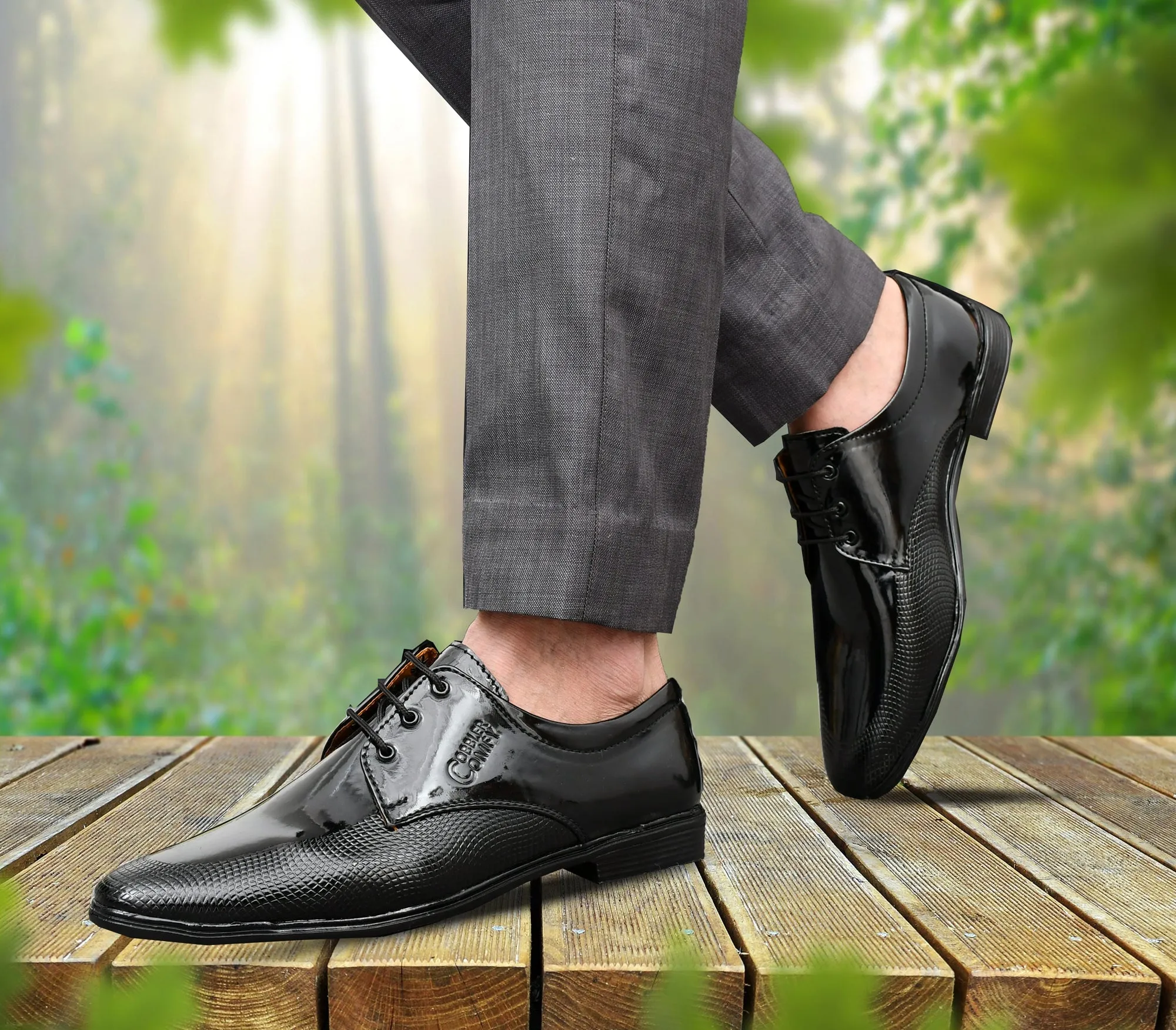 Pointed-toe Shiny Lace-up Shoes for Men with Check Imprints  Black