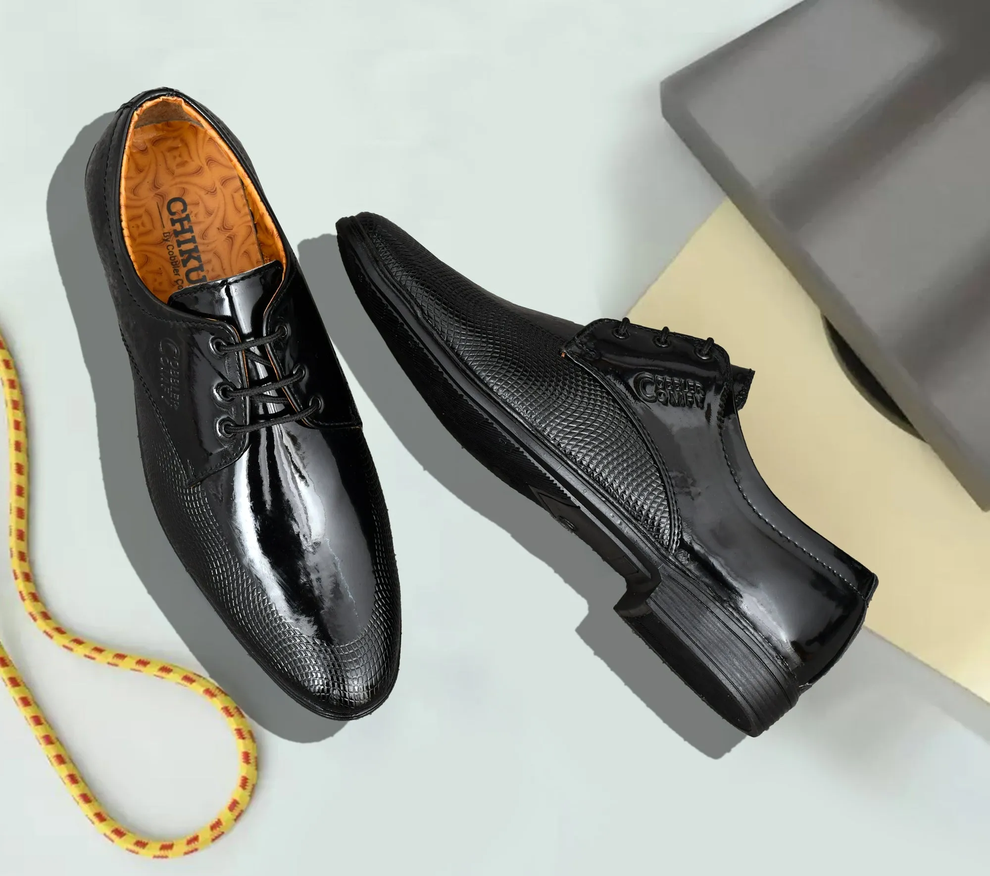 Pointed-toe Shiny Lace-up Shoes for Men with Check Imprints  Black