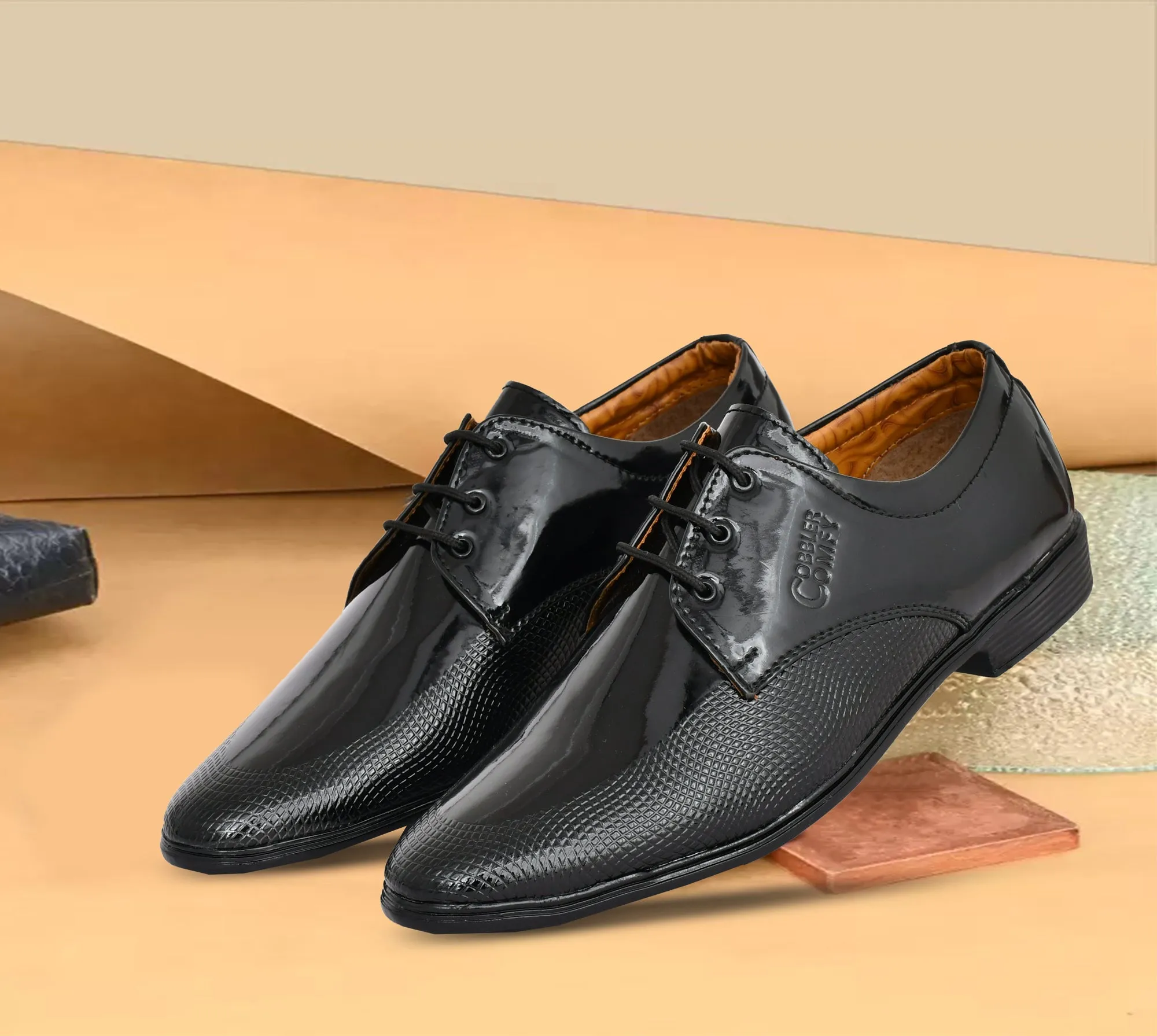 Pointed-toe Shiny Lace-up Shoes for Men with Check Imprints  Black