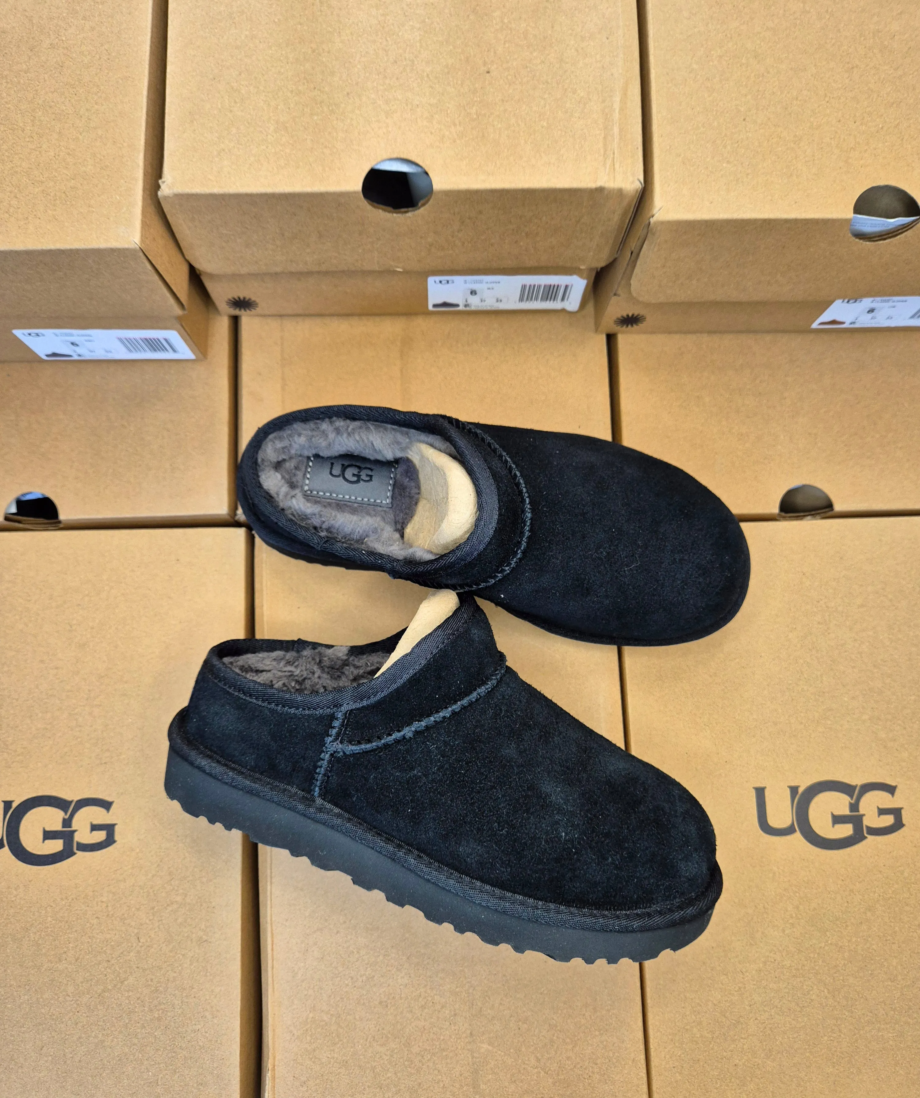UGG CLASSIC WOMENS SLIPPER (BLACK)