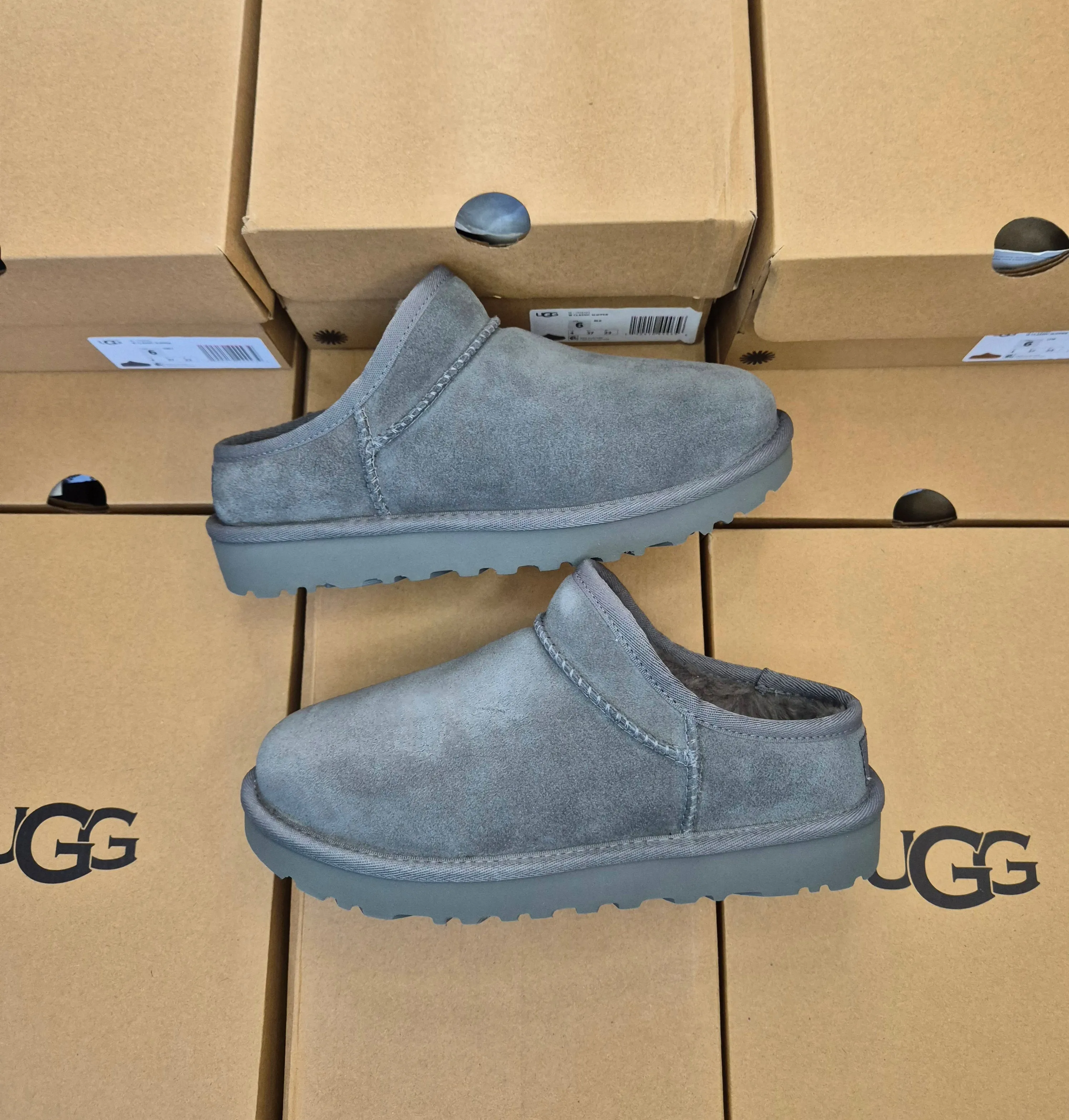 UGG CLASSIC WOMENS SLIPPER (GREY)