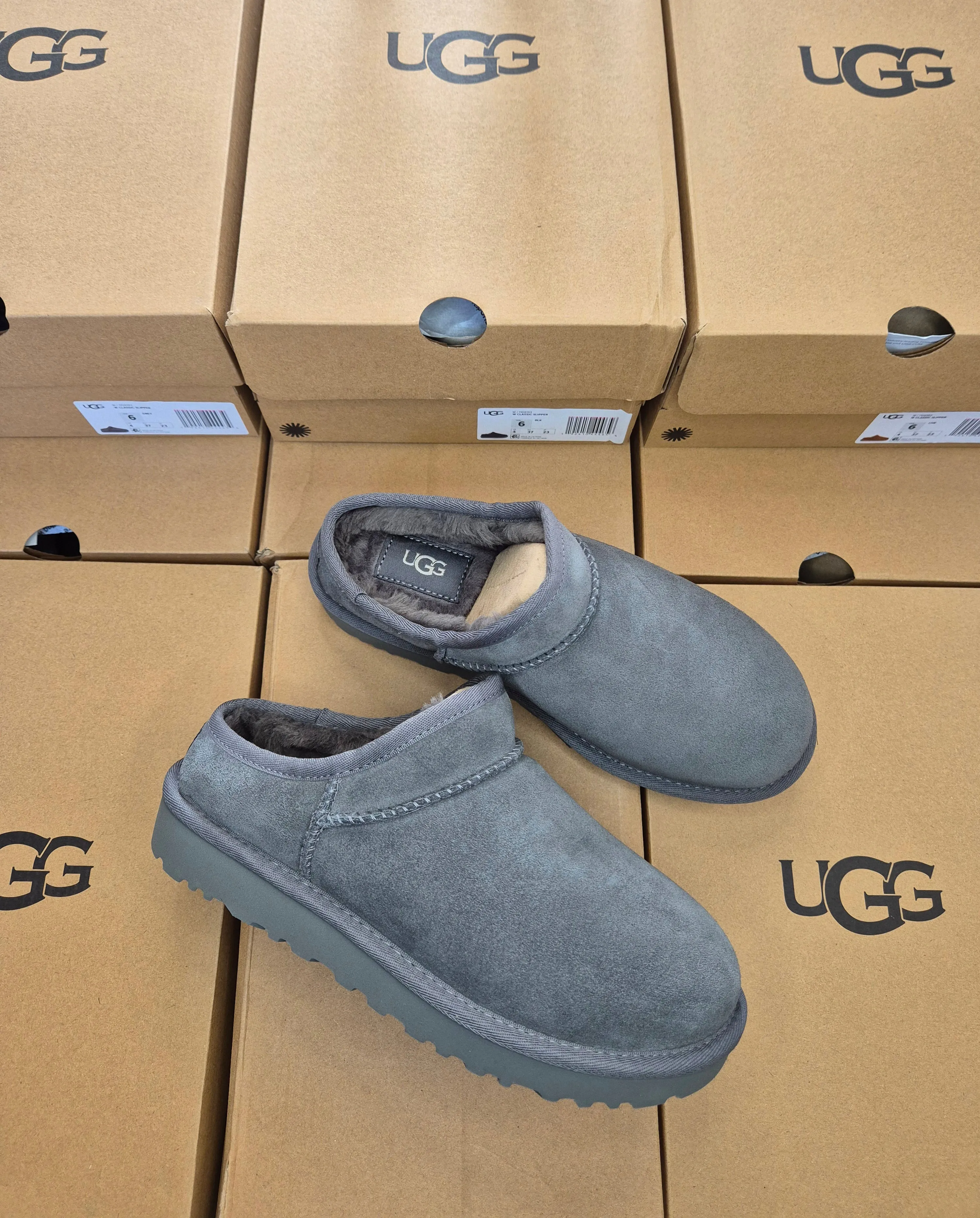 UGG CLASSIC WOMENS SLIPPER (GREY)